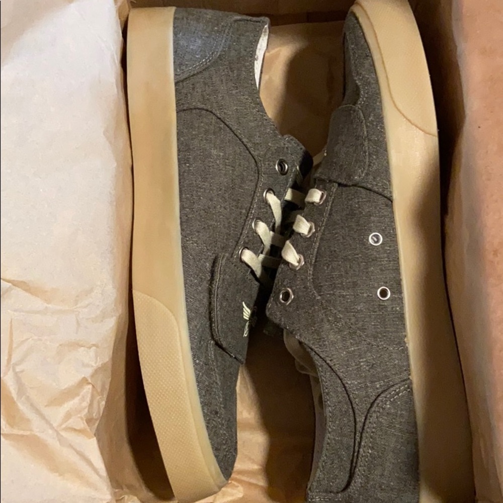 Men’s shoes size 11.5